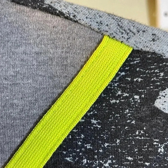 Flirtitude Active Gray Camo Workout Top Athleisure Jamestown Half Zip Sz XS New - Picture 6 of 6